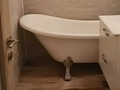 Baie apartament vanzare Sector 3 Bucuresti cu cada alba